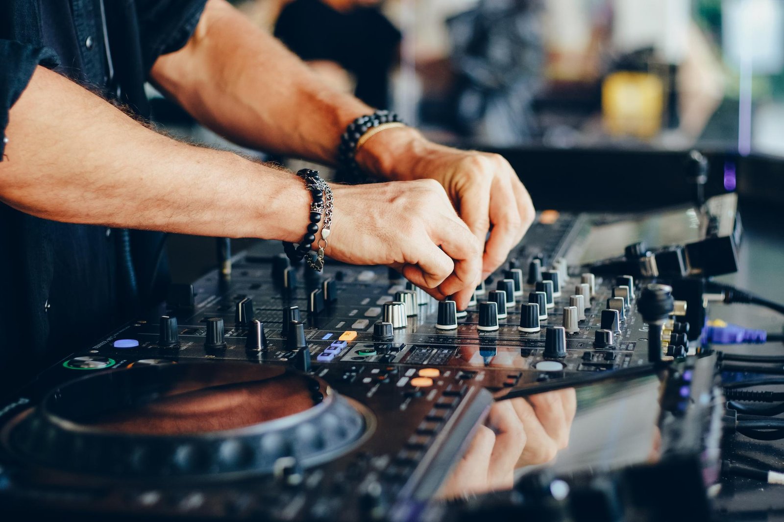 Cabina de DJ iluminada para fiesta en San Jerónimo Lídice
