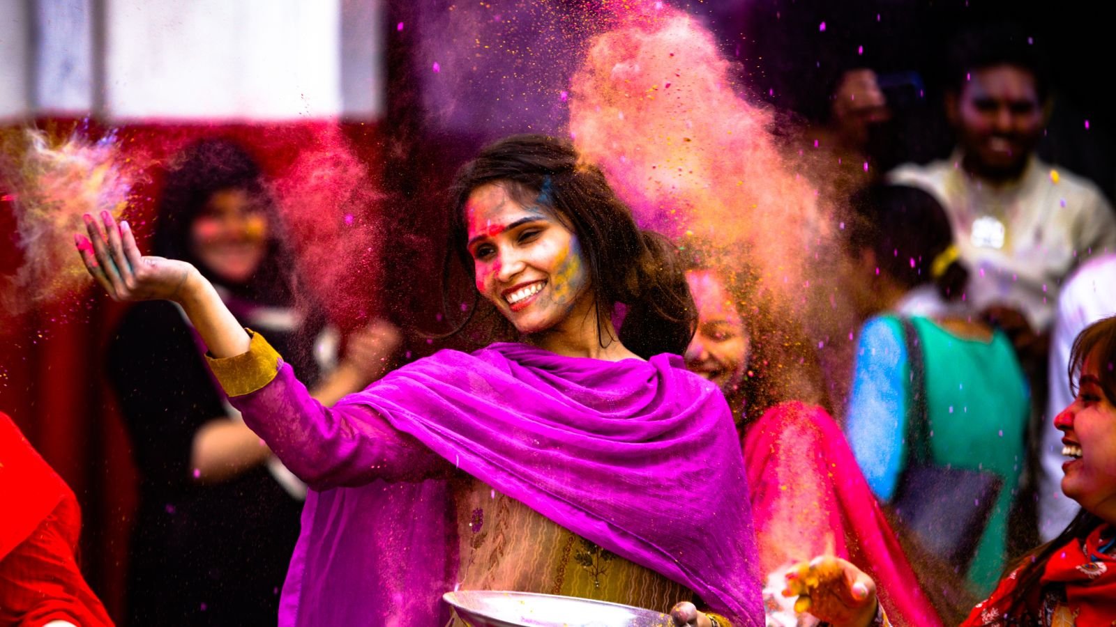 Descubre todo sobre la colorida fiesta del Holi: historia, tradiciones y rituales de celebración.