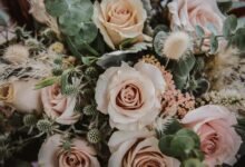 el-significado-detras-de-ir-de-rosa-a-una-boda-descubre-su-simbolismo-y-elegancia