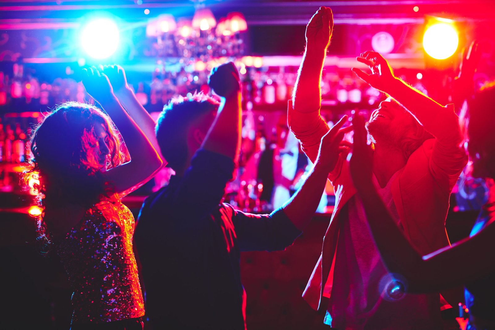 Baile con luces en fiesta con DJ económico